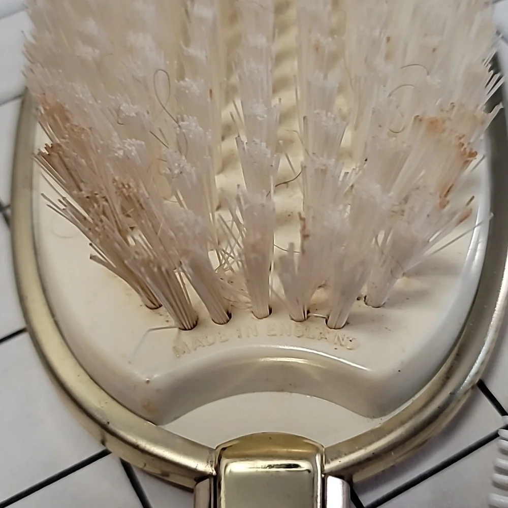 Vintage Brush and Comb Set‎